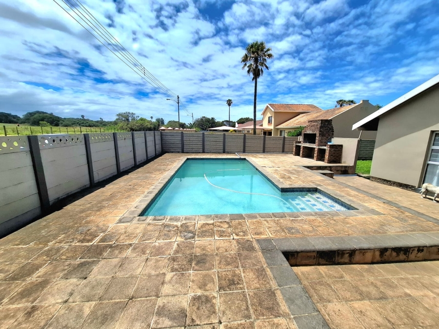 6 Bedroom Property for Sale in Gonubie Eastern Cape